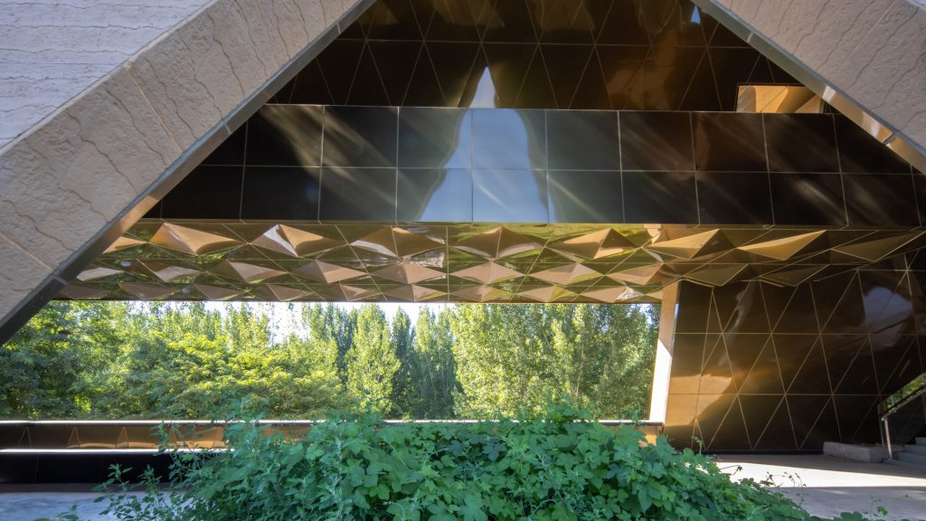 07 花池和林木映照在金属板间©PLAT ASIA ndn lab